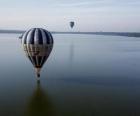 Μπαλόνι που πετούν πάνω από το νερό